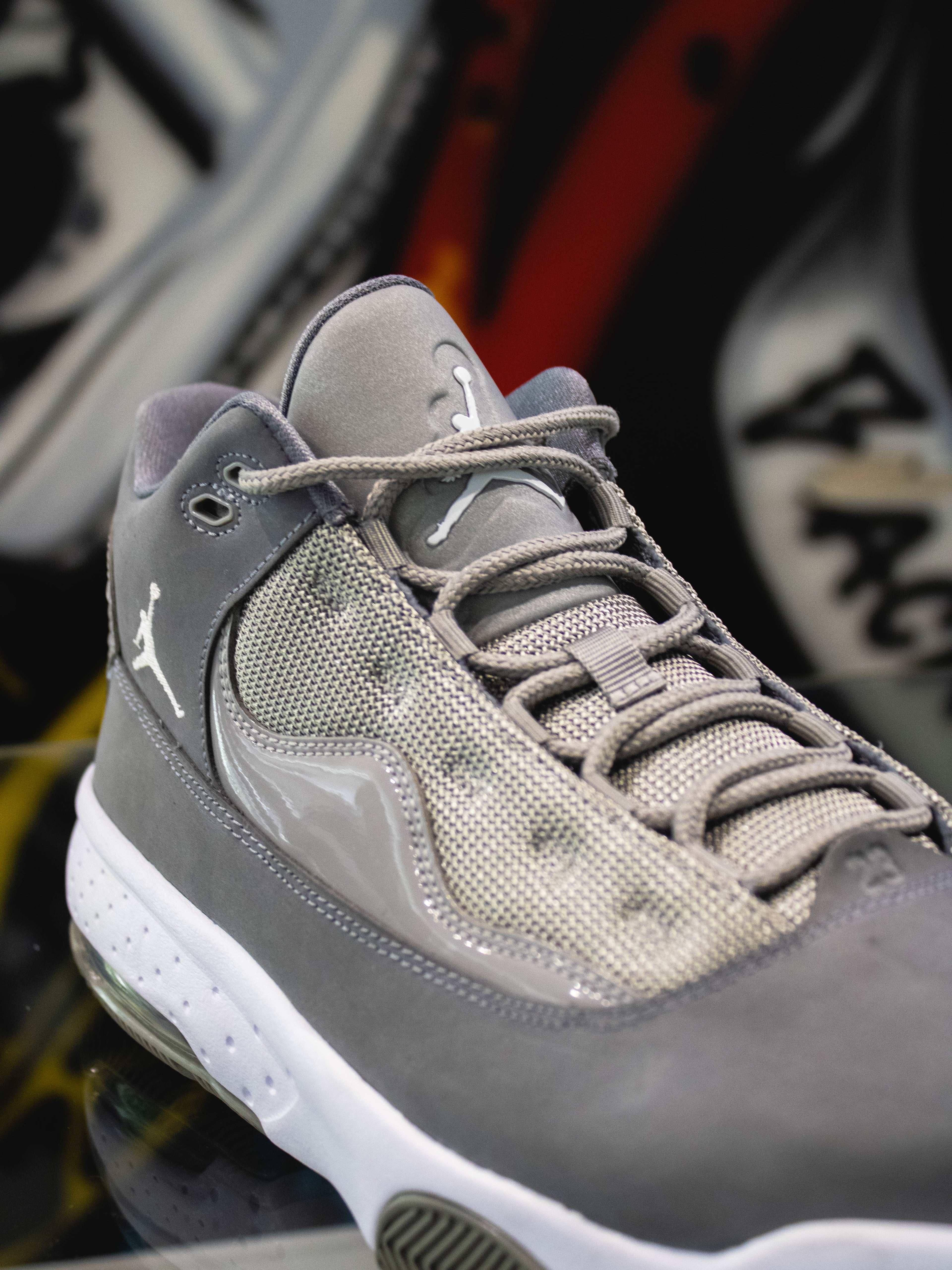 Jordan Max Aura 2 Grey
