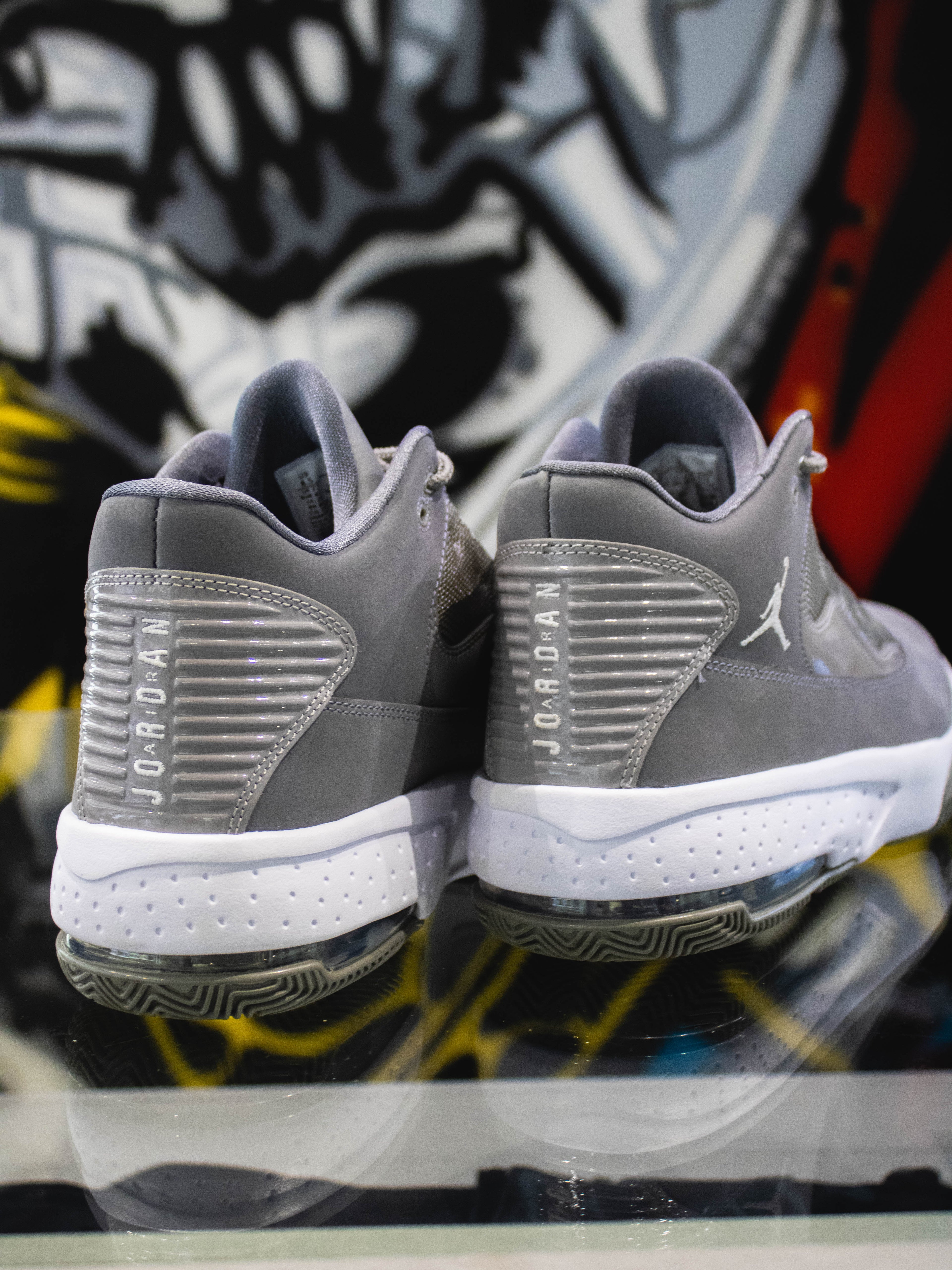 Jordan Max Aura 2 Grey