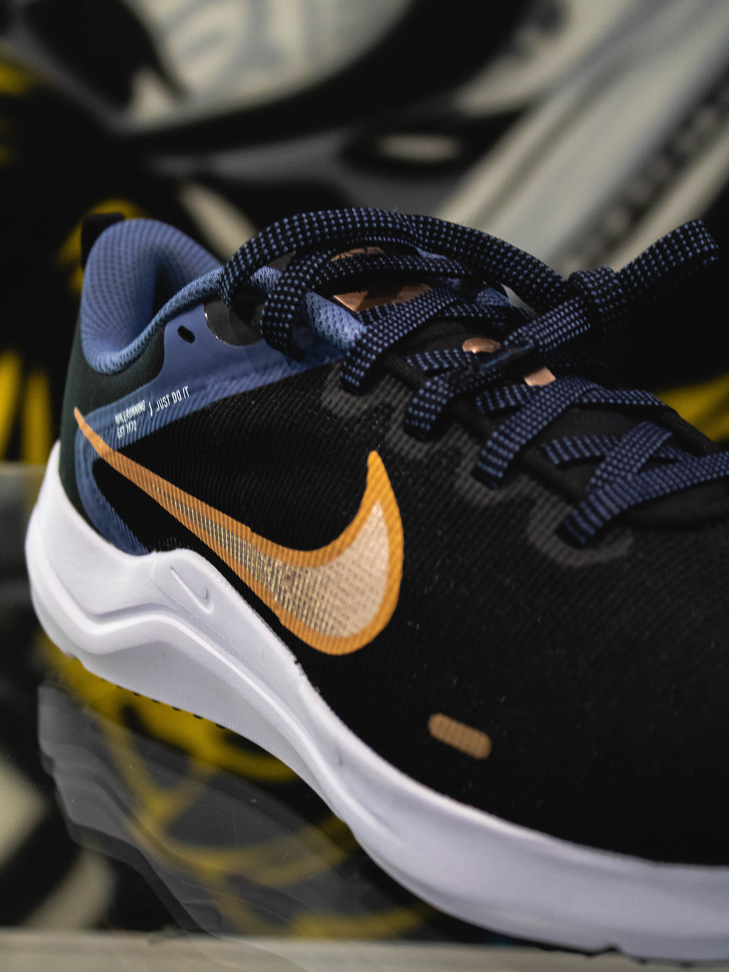 Nike Downshifter 12 Negro Rojo Bronce